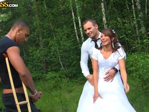 Русская невеста в платье сосет жениху и его друзьям на природе