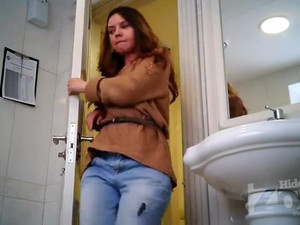 Скрытая камера в общественном русском туалете снимает писающих девушек