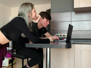 Сводная сестра сосет член брата, пока ее парень работает за ноутбуком