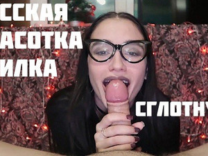 Красивая русская учительница сосет студенту и глотает сперму