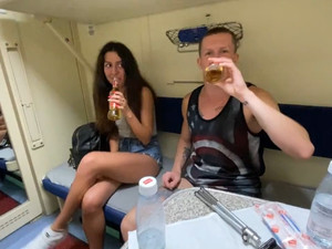 Русские пацаны напоили попутчицу в поезде, чтобы поскорее сделала минет