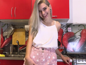 Русская блондинка трахается в жопу с соседом на новой кухне